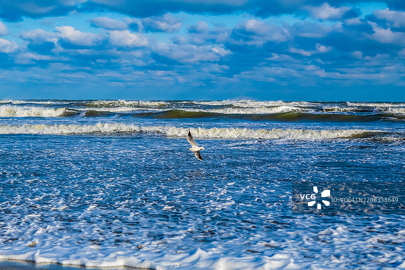 男子在海上风筝冲浪，背景是天空图片素材