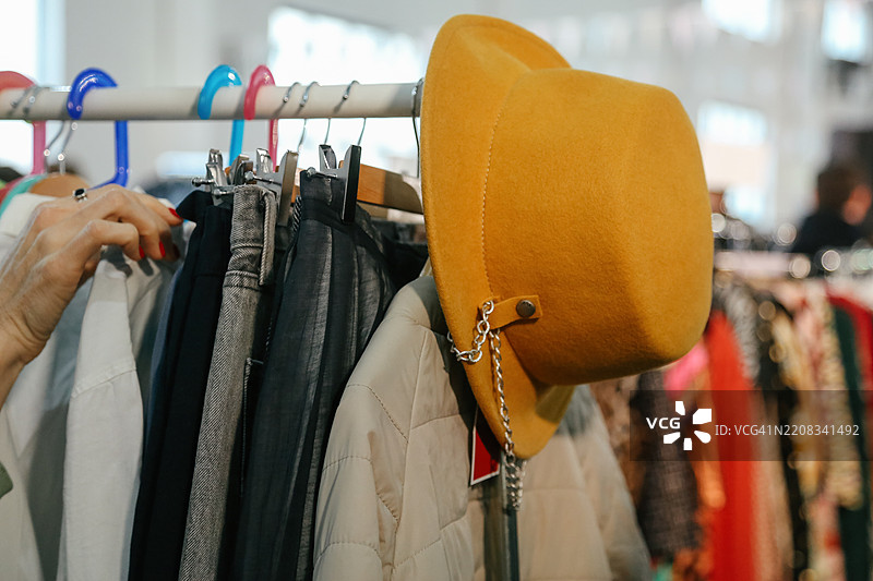 黄色毛线帽与车库销售的二手衣物堆放在一起图片素材