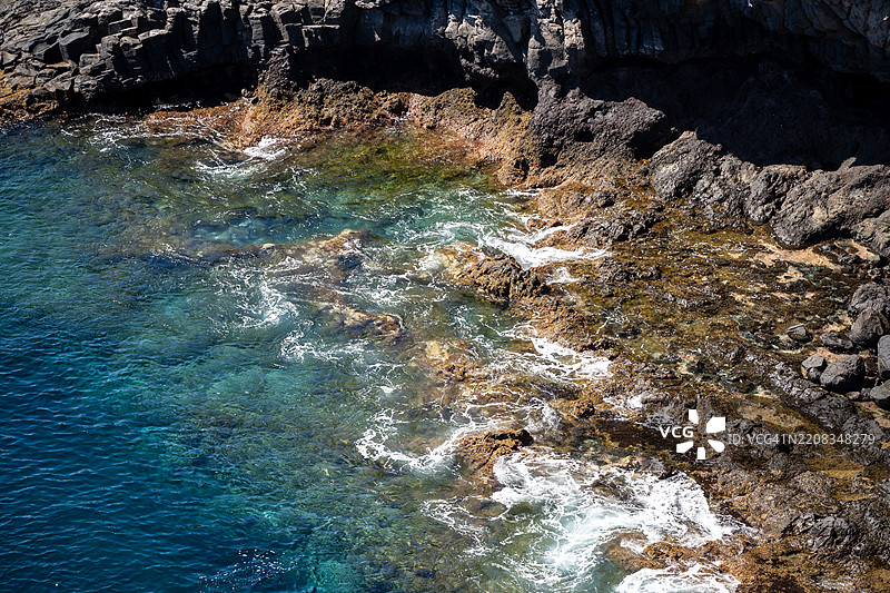 海滩上岩石的高角度视图图片素材