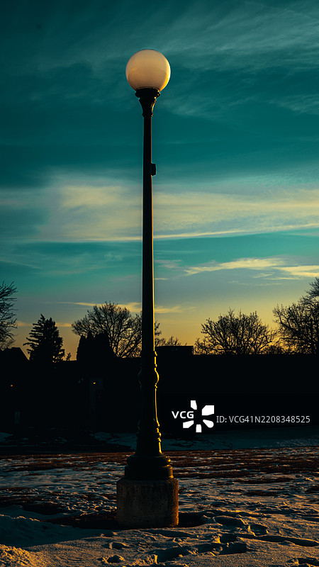 日落时分，低角度拍摄的街灯与天空，德莫因，爱荷华州，美国图片素材