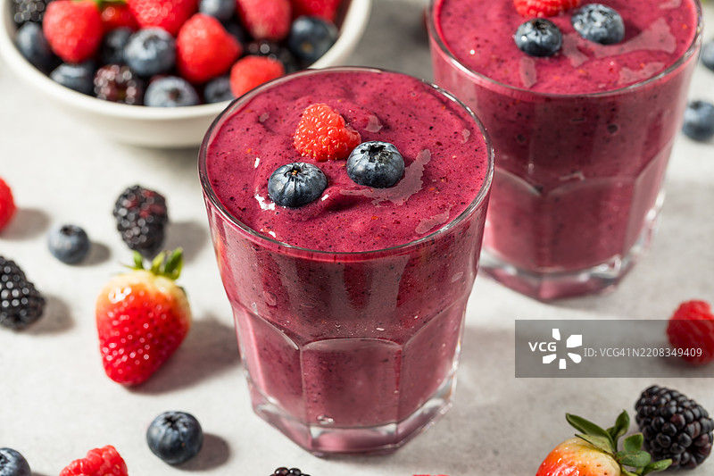 健康清爽的混合浆果早餐奶昔，美国图片素材
