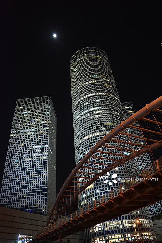 夜空下，拉马特内盖夫地区委员会的建筑物在灯光照耀下的低角度视图，以色列图片素材