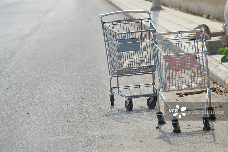 高角度视图的购物车停在人行道上图片素材