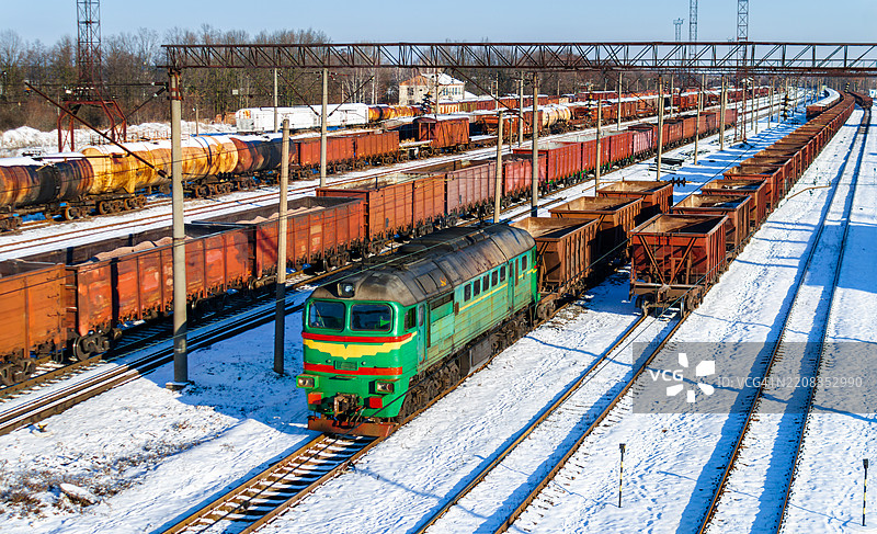 乌克兰日托米尔州科罗斯滕冬季的柴油机车与货运列车图片素材