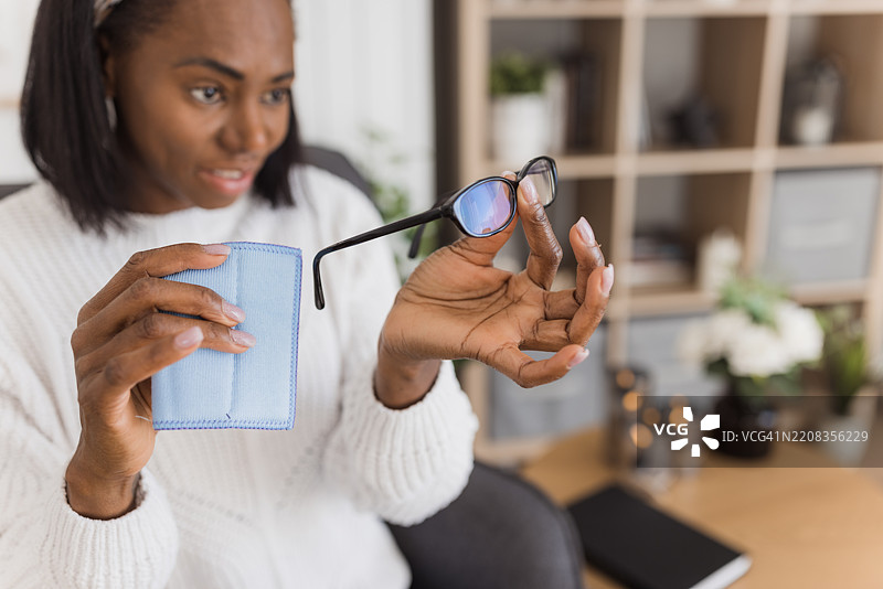 女性在清洁阅读眼镜图片素材