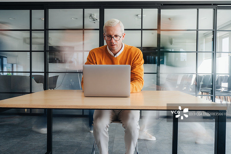 专注的力量：现代办公室中的专注力图片素材