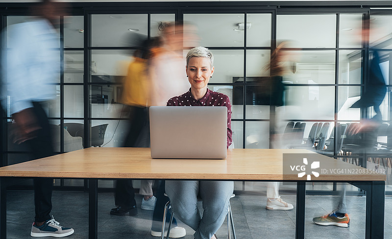 专注的力量：现代办公室中的集中力图片素材