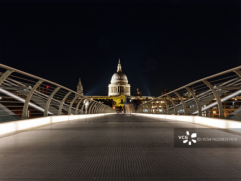 千年桥与圣保罗大教堂的夜景图片素材
