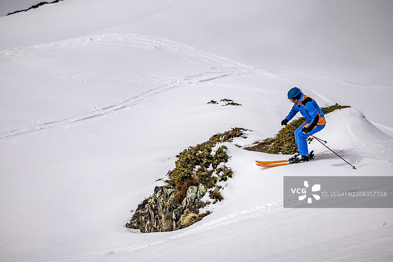 滑雪者在滑雪度假村外自然山地地形中的动态拍摄图片素材