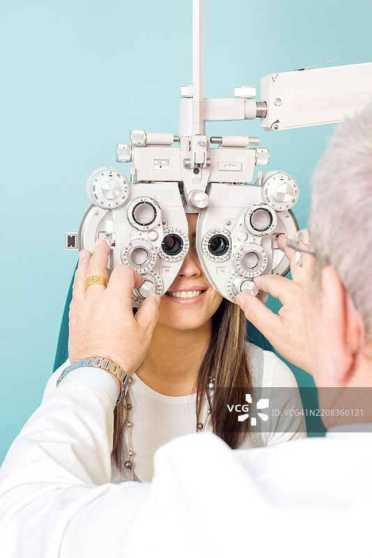 验光师眼科检查用的视力仪图片素材