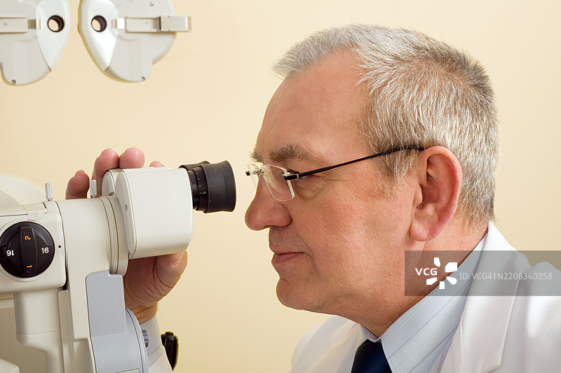 验光师眼科检查用眼压计图片素材