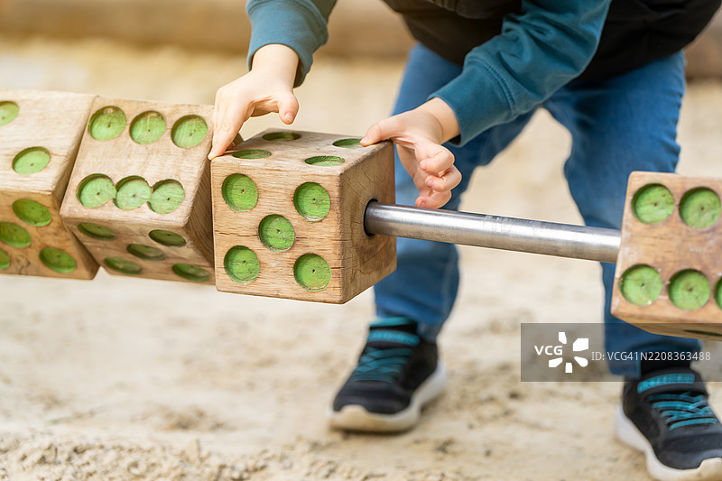 可爱的三岁男孩在游乐场玩木块 儿童游戏 特写 选择性聚焦图片素材