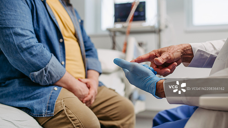 医生向男性患者解释前列腺检查的特写镜头。图片素材