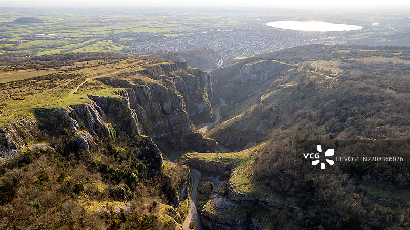 英国萨默塞特郡切达峡谷日落时的无人机航拍风景图片素材
