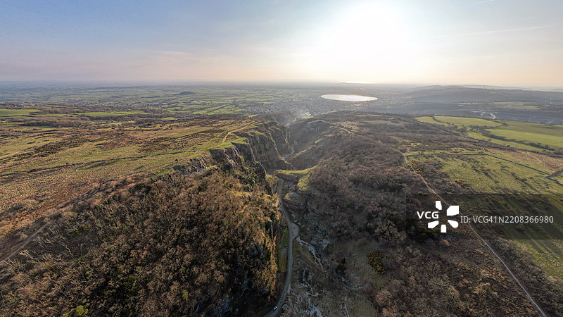 英国萨默塞特郡切达峡谷日落时的无人机航拍风景图片素材