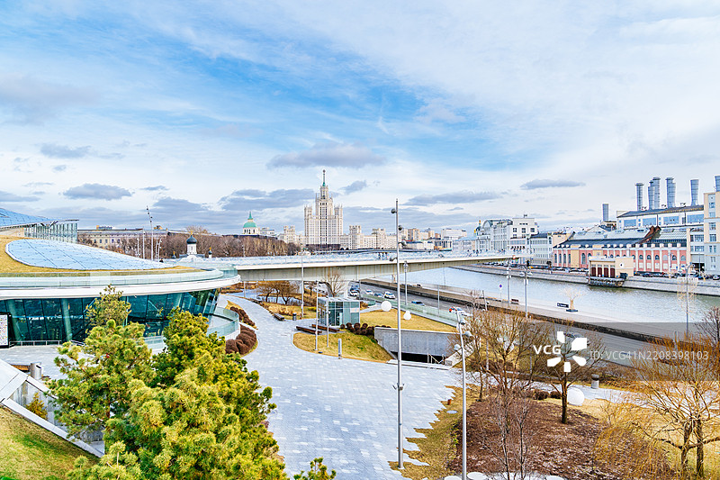 莫斯科俄罗斯扎里亚季公园的全景，悬浮桥横跨莫斯科河图片素材