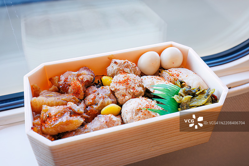 在预定座位上享用的烧鸟便当(在火车站出售的独特日本盒饭),搭配来自埼玉县川越市的当地啤酒。我从大宫站乘坐前往新潟的上越新干线。埼玉县大宫 - 2024年11月30日图片素材