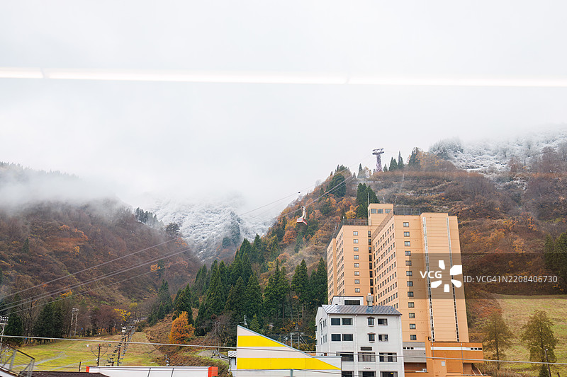 从车窗看到的越后汤泽，以其滑雪胜地而闻名。滑雪缆车和度假公寓清晰可见。图片素材