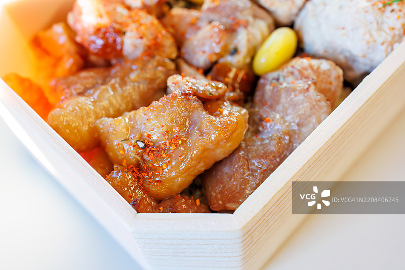 在预定座位上享用的烧鸟便当(在火车站出售的独特日本盒饭),搭配来自埼玉县川越市的当地啤酒。我从大宫站乘坐开往新潟的上越新干线。大宫,埼玉 - 2024年11月30日图片素材