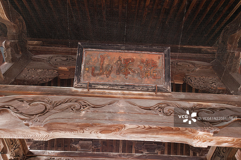 宏伟的主殿。一个位于车站前的大型寺庙。院内摆放着许多古老的地藏菩萨石像和其他雕像。任何人都可以自由参观这座寺庙。图片素材