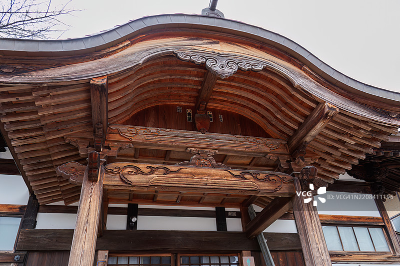 一座宏伟的大门。一个位于车站前的大型寺庙。许多古老的地藏菩萨石像和其他雕像被安置在寺庙的庭院中。任何人都可以自由参观这个寺庙。图片素材