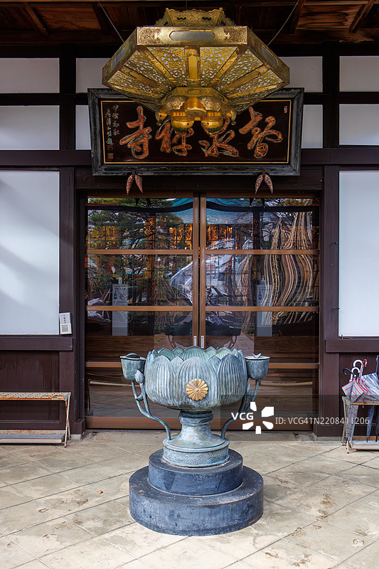 宏伟的主殿。还放置着一个铜香炉。一个大型寺庙位于车站前面。院子里摆放着许多古老的地藏菩萨石像和其他雕像。任何人都可以自由参观这个寺庙。图片素材