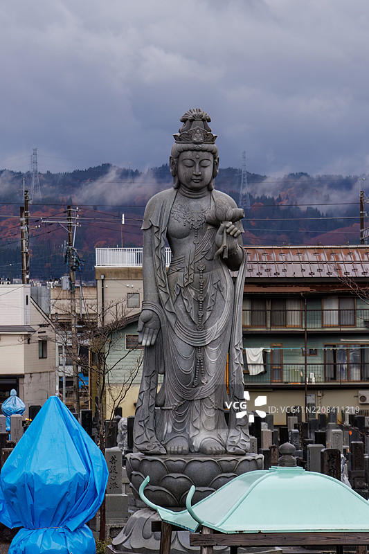 一座大型观音雕像。一个位于车站前的大型寺庙。寺庙内有许多古老的地藏石像和其他雕像。任何人都可以自由参观这个寺庙。图片素材