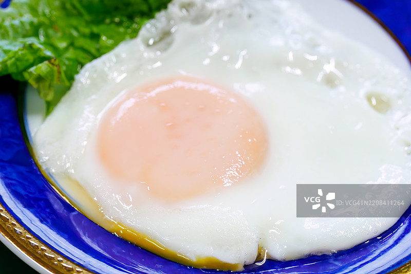 美味的煎蛋。典型的美味日本早餐，纯正的日本风格。主菜是新鲜煮熟的越光米。图片素材