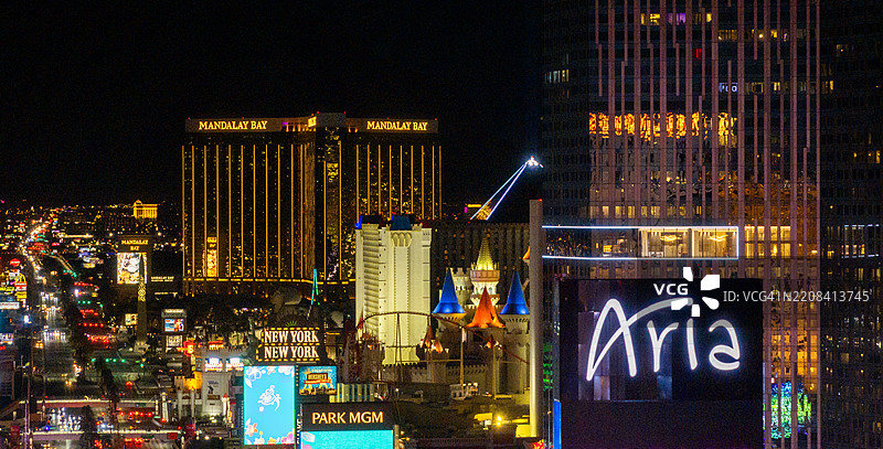 夜间拉斯维加斯大道的鸟瞰图，阿里亚酒店。图片素材