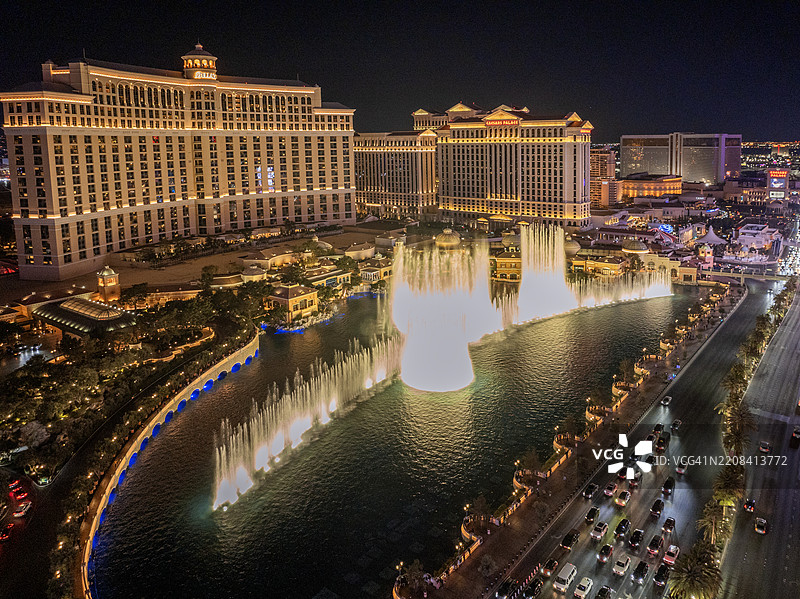 夜晚拉斯维加斯贝拉吉奥喷泉的鸟瞰图。图片素材