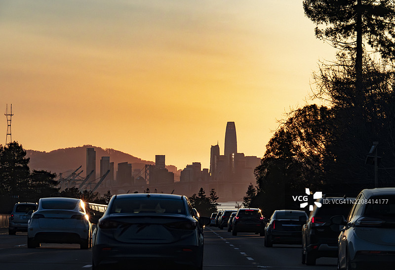 高速公路上的交通与旧金山天际线图片素材
