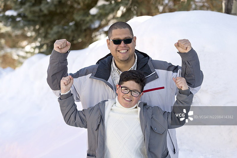 西班牙裔男性父亲与家人亲密互动图片素材