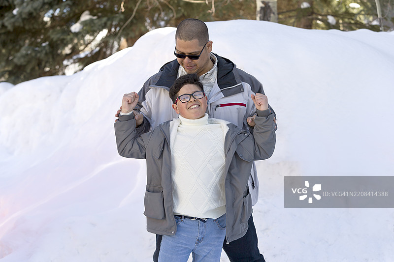 西班牙裔男性父亲与家人亲密互动图片素材