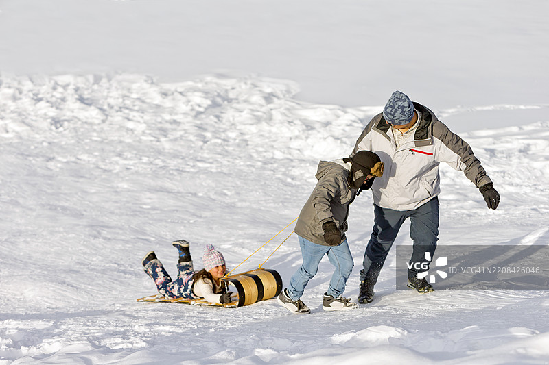 西班牙裔男性父亲与家人亲密互动图片素材