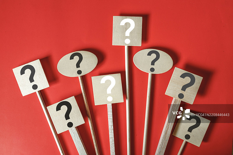 木制标牌上的问号符号特写图片素材
