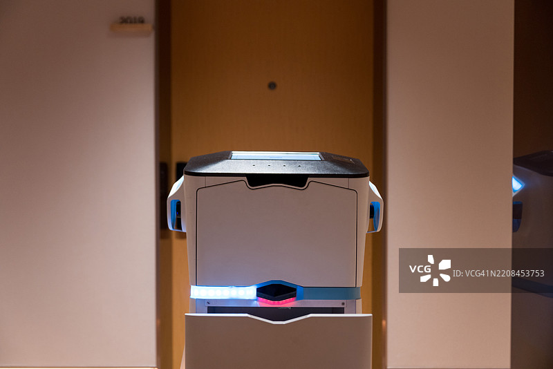 中国现代酒店机器人送餐服务图片素材