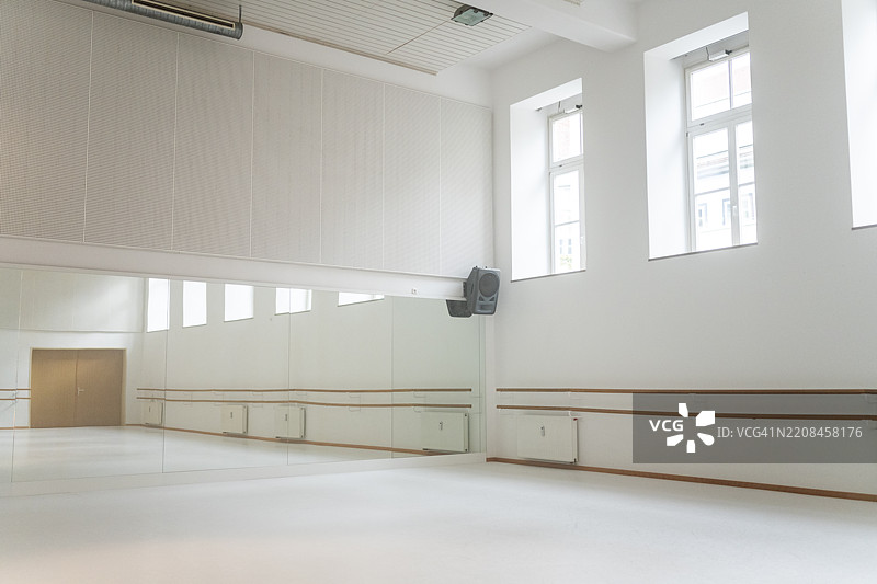 宽敞明亮的芭蕾舞工作室，拥有自然光和墙面镜子图片素材