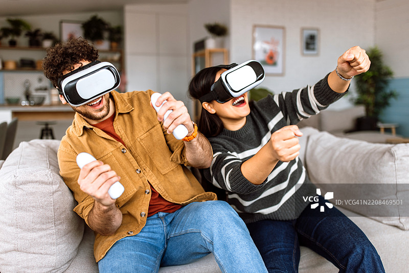 情侣享受玩虚拟现实模拟游戏图片素材