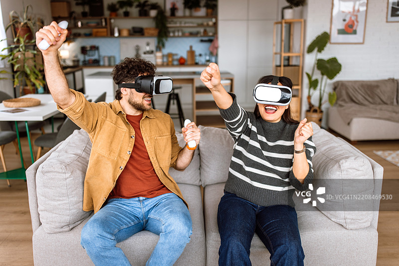 情侣享受玩虚拟现实模拟游戏图片素材