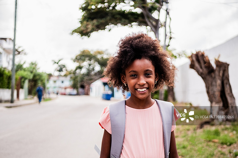 一个女孩上学路上的肖像图片素材