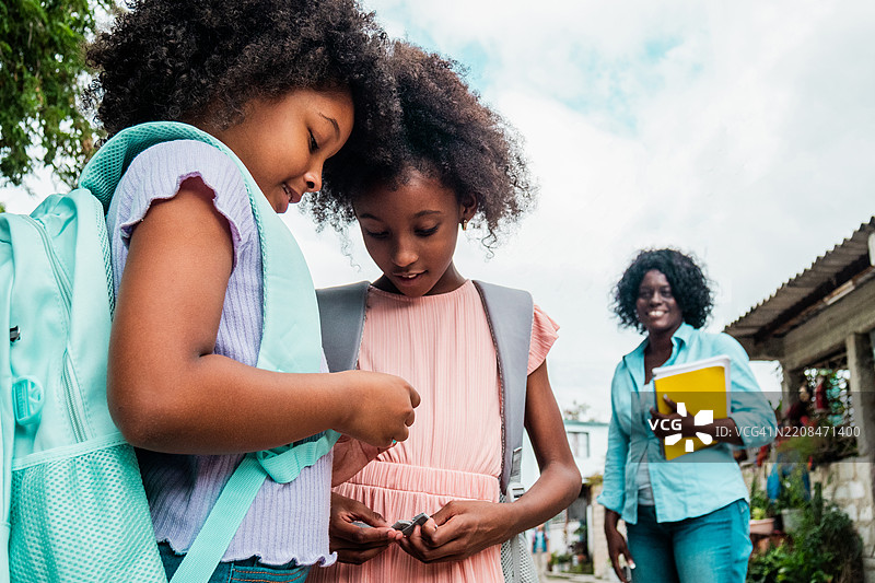 女孩们上学的路上图片素材