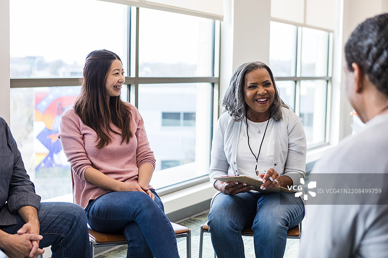 团体治疗会议：女性分享经历与支持图片素材