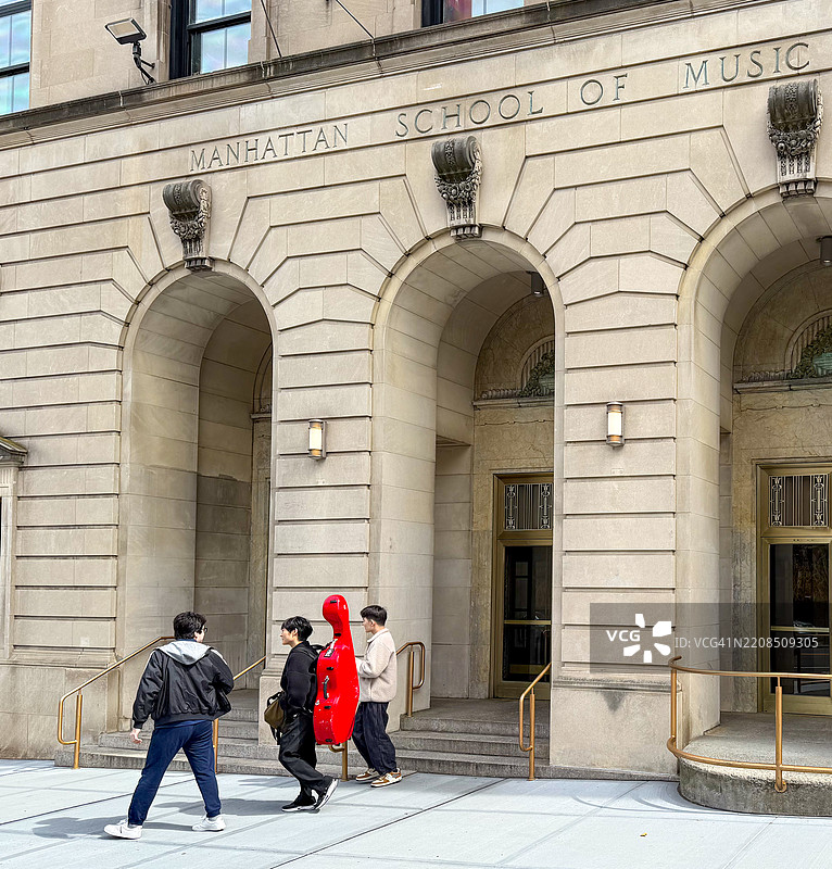 学生们离开纽约市的曼哈顿音乐学院图片素材