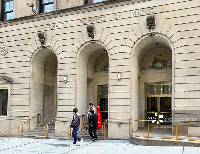 学生们离开纽约市的曼哈顿音乐学院图片素材