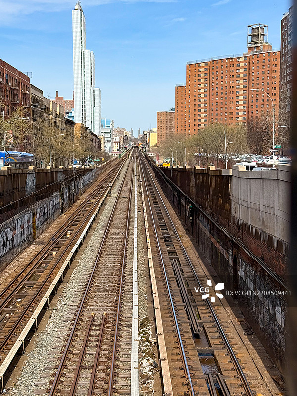 纽约市地铁轨道从地下出现图片素材
