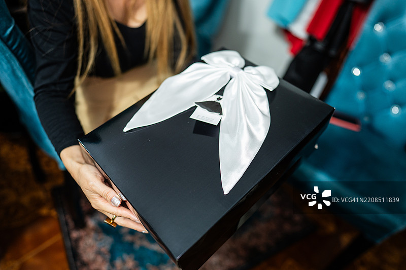 女人手握礼品盒的特写镜头图片素材