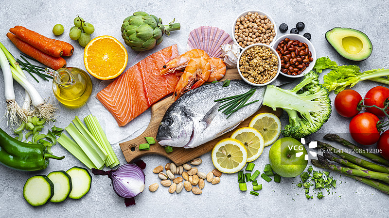 推荐给吃鱼素食者的食物组合：海鲜、水果和蔬菜、谷物、豆类和坚果图片素材