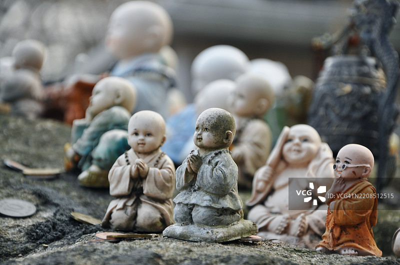 各种色彩斑斓的小和尚雕像图片素材