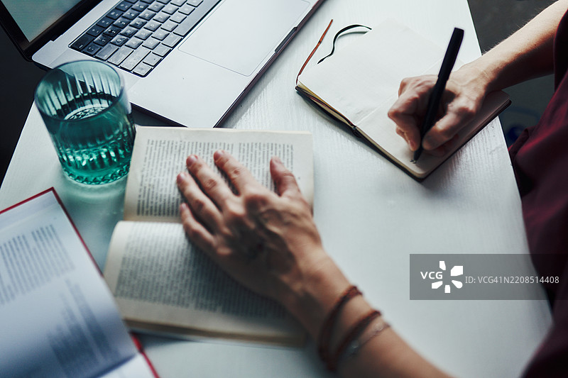 专注于写作和研究的工作桌图片素材