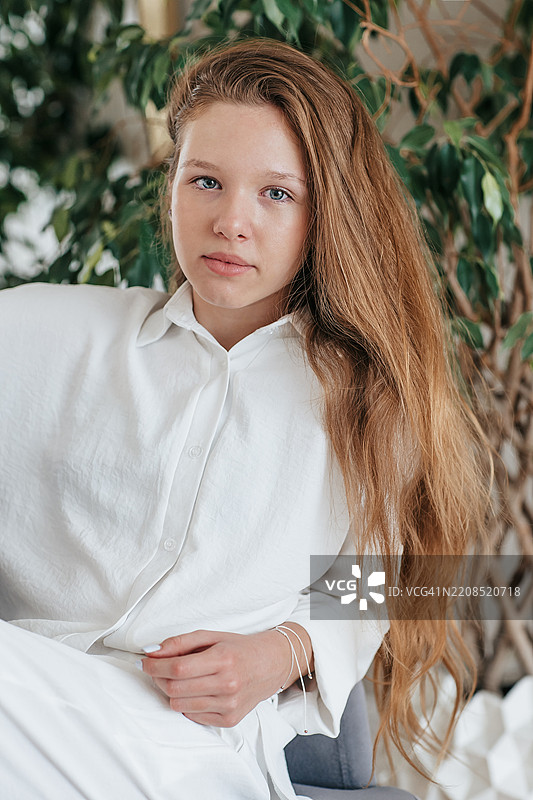 可爱的快乐少女在家穿着白衬衫图片素材